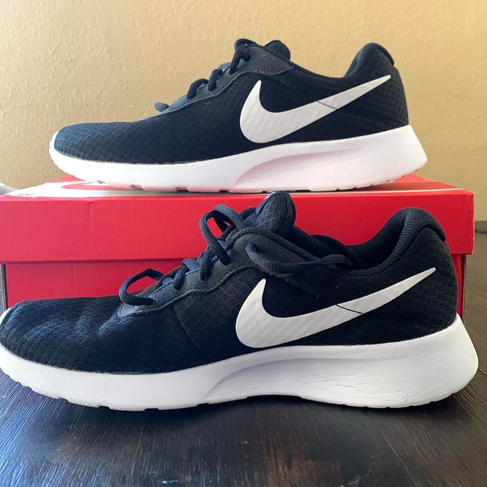 Women’s Nike Tanjun Size 10